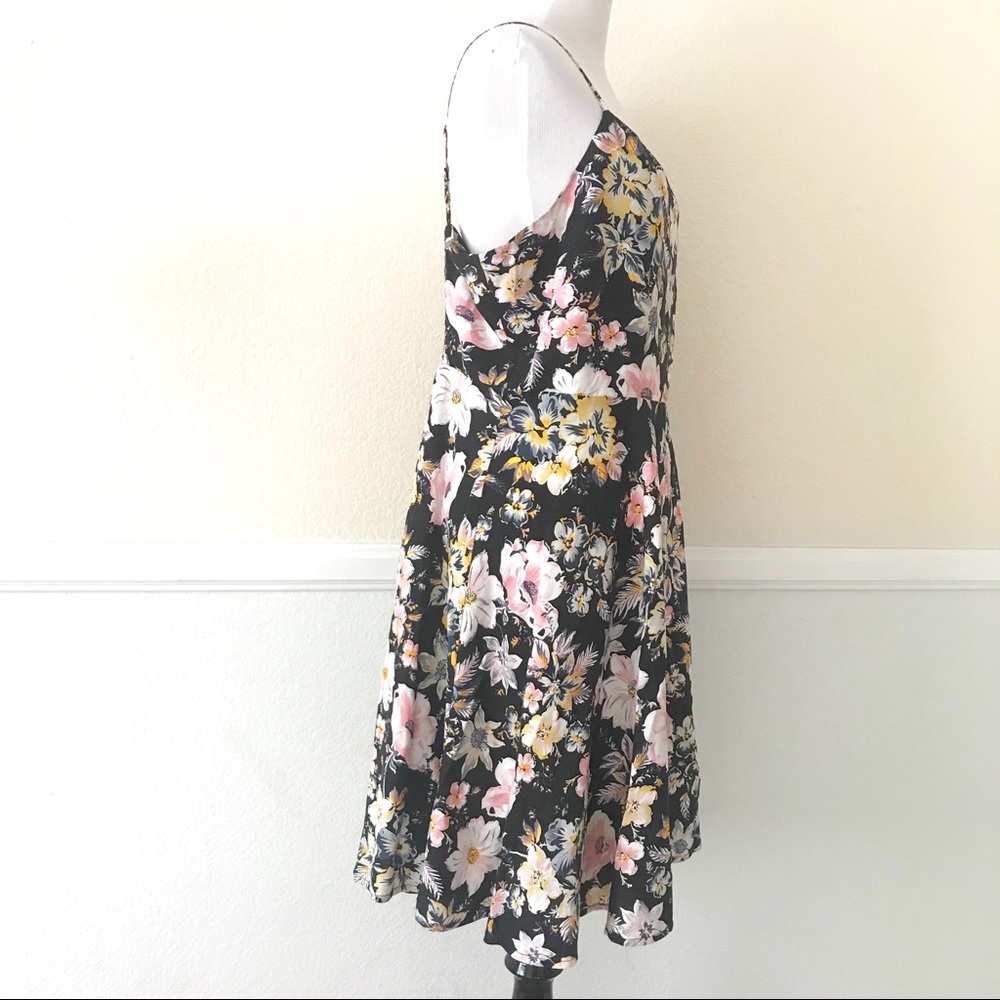 ❗️SOLD❗️GAP Women’s Black Floral Dresss - Picture 6 of 8